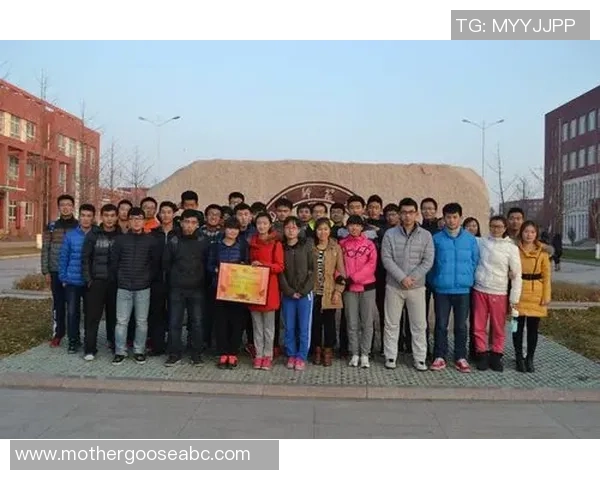 足球河马队勇闯赛场展现团队精神与拼搏精神的精彩瞬间